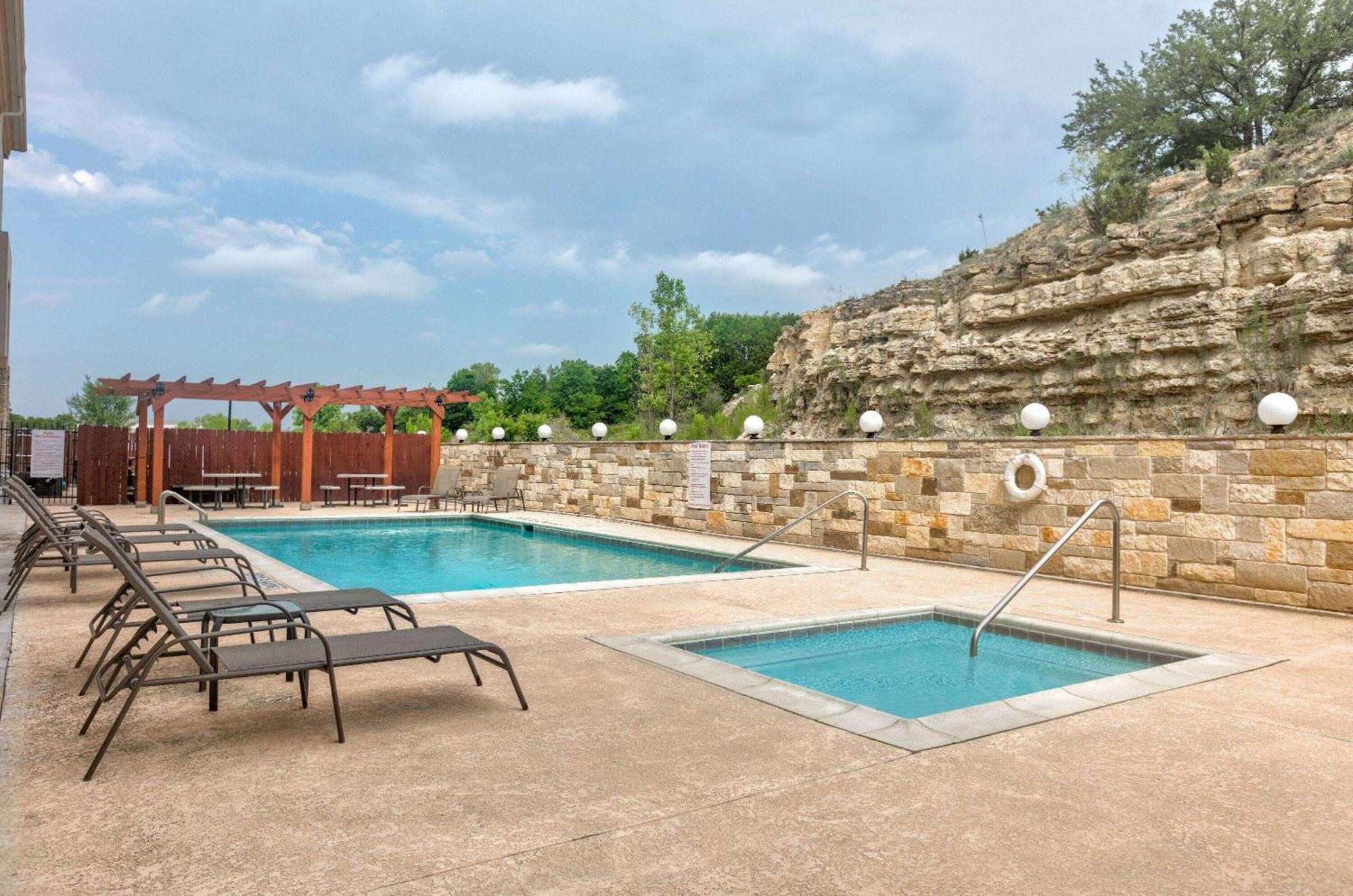Baymont Inn & Suites By Wyndham Glen Rose Extérieur photo
